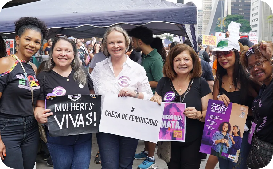 Ana Perugini com mulheres em mobilização